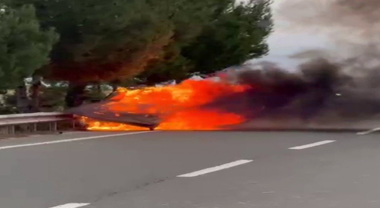 Edirnede seyir halindeki otomobil alev alev yandı