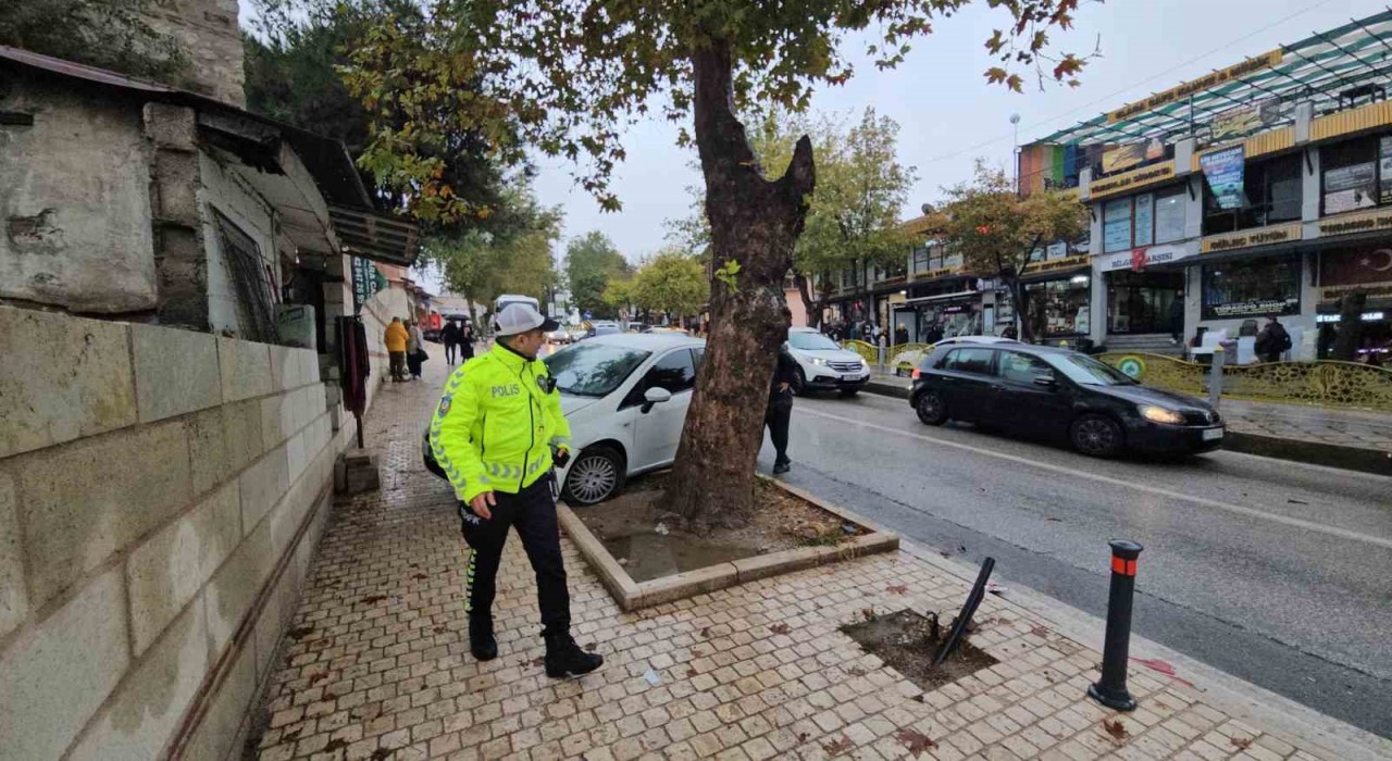 Edirnede yola dökülen yağ zincirleme kazaya yol açtı: 4 araç birbirine girdi