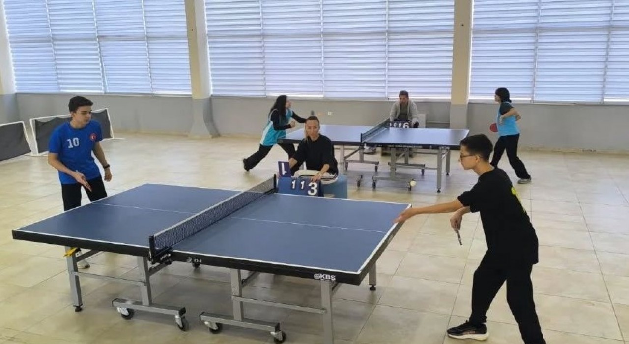 Edremitte 29 Ekim Cumhuriyet Bayramı masa tenisi turnuvası düzenlendi