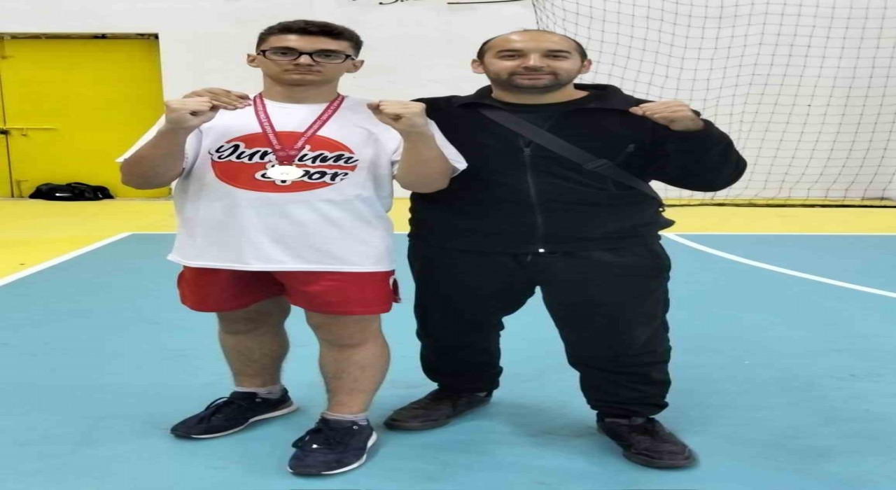 Efe Carl Demirliden kick boks branşında şampiyonluk