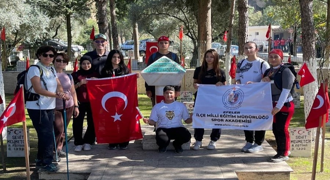 Efelerde gençlerden vefa yürüyüşü