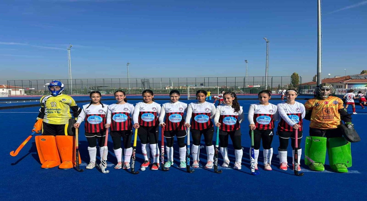 Ege Yıldızları Kadın Hokey Takımı Muğlaya üçüncülükle döndü