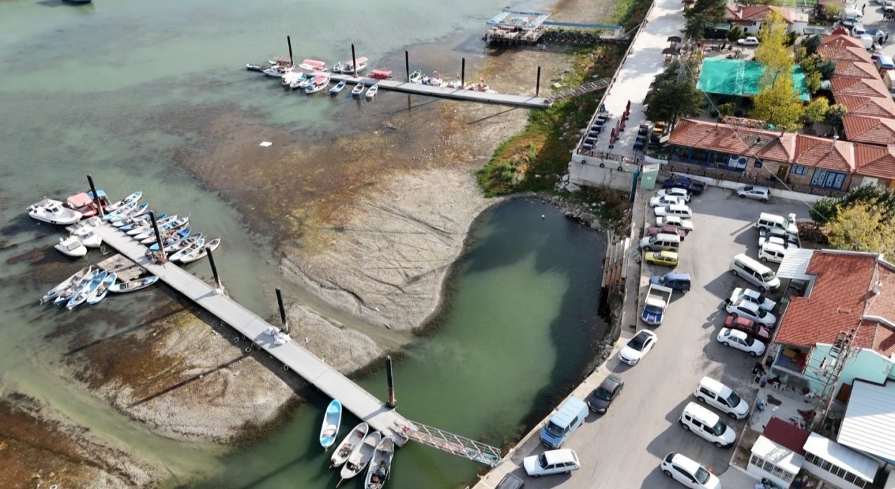 Eğirdir Gölünde balıkçı tekneleri karaya oturdu, balıkçılık bitme noktasına geldi