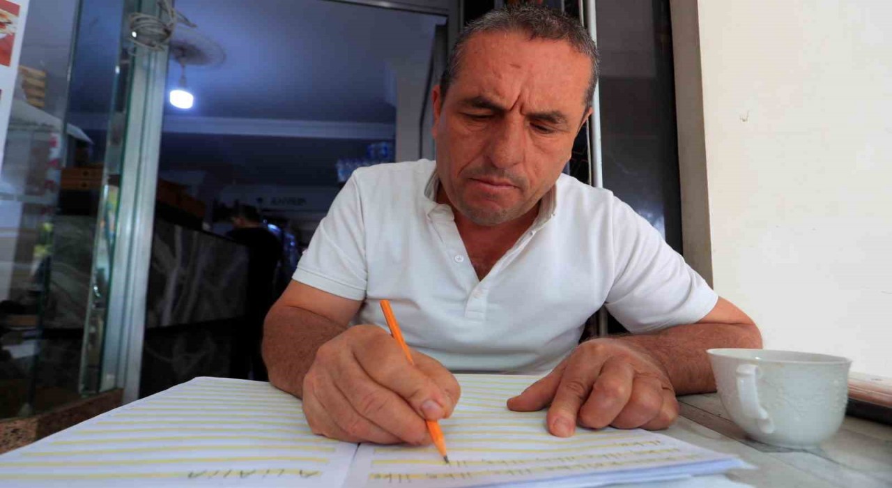 Ehliyet sahibi olabilmek için 48 yaşında okuma-yazma öğrenmeye başladı