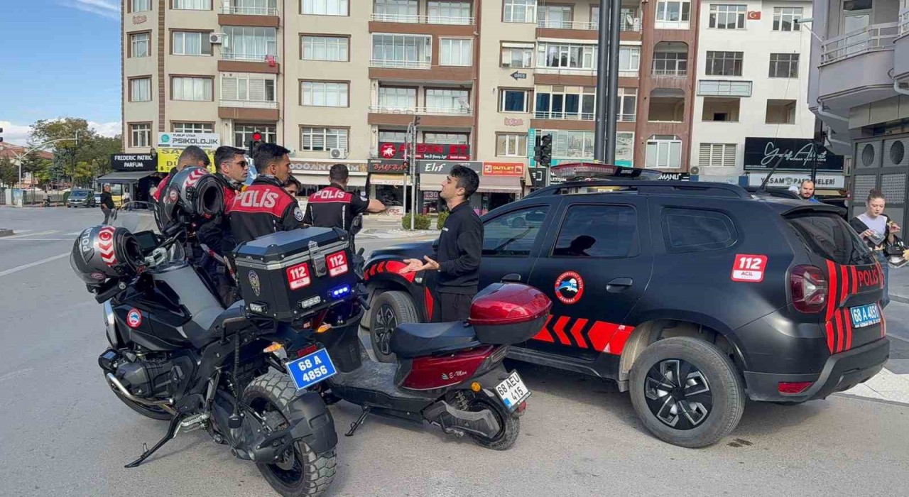 Ehliyetsiz arkadaşına motosikleti verdi, Bir sürü cezam var diye polise yalvardı