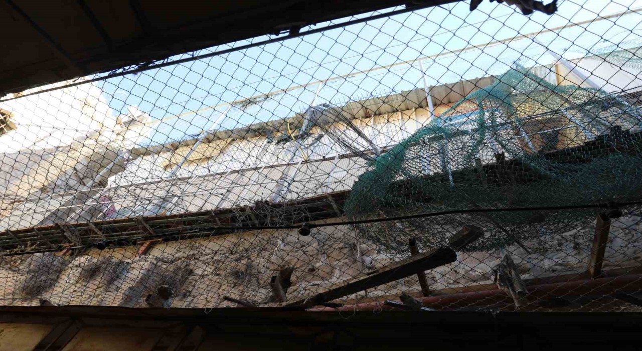 El Halilde Yahudi tacizi Filistinlileri kafes altında yaşatıyor