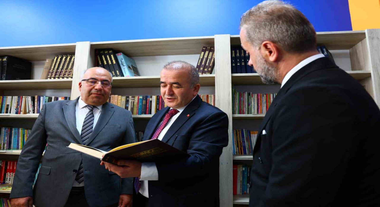 Elazığ Dumlupınar İlkokulunda kütüphane açıldı