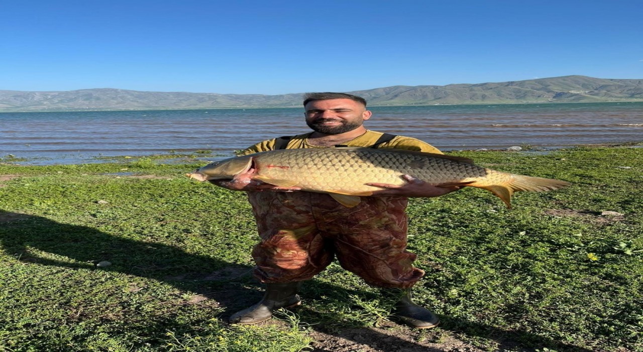 Elazığda amatör balıkçı 32 kiloluk dev sazan yakaladı