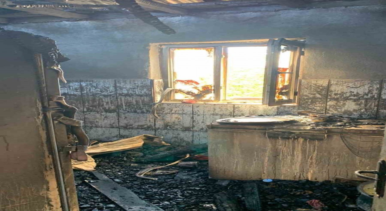 Elazığda bir ev yangında yanarak kül oldu