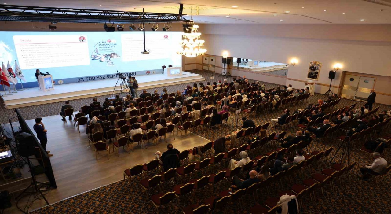 Elazığda göz sağlığı sempozyumu: Türkiyenin dört bir yanından 300 hekim katıldı