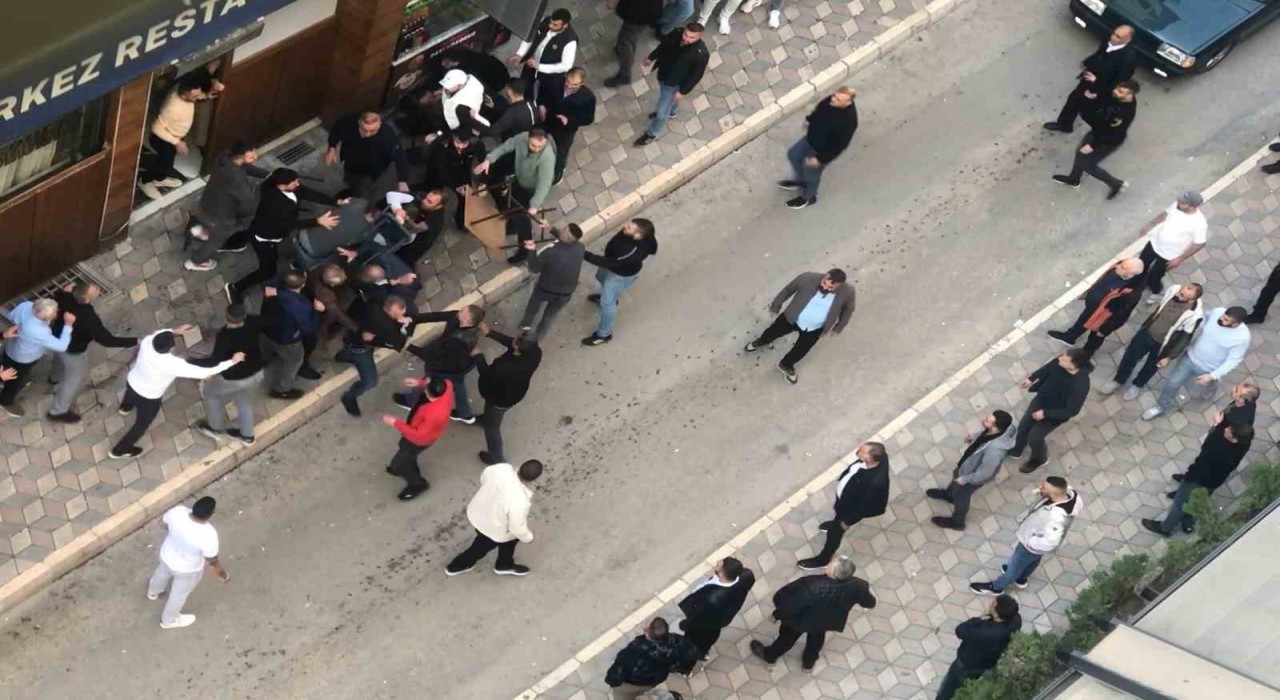 Elazığda iki grup arasında kavga: Masa ve sandalyeler havada uçuştu