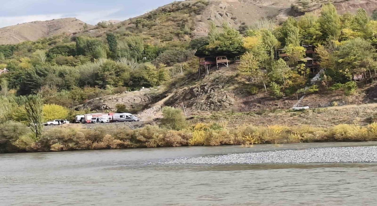 Elazığda korku dolu anlar: 4 kişilik aile nehir ortasında birbirine sarılarak hayatta kaldı