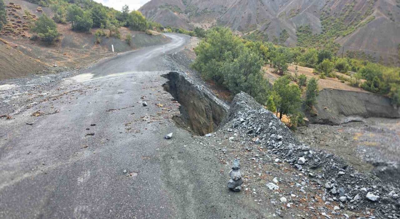 Elazığda köy yolunda çökme meydana geldi