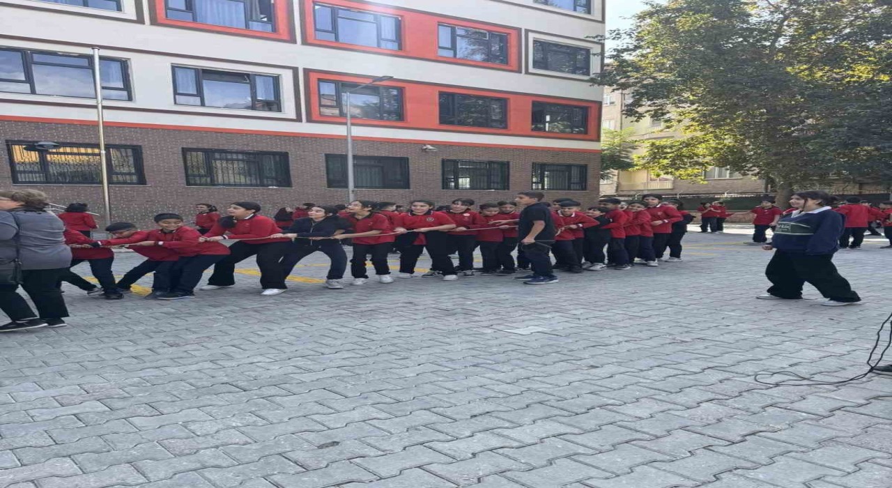 Elazığda öğrenciler geleneksel oyunlar ile eğleniyor