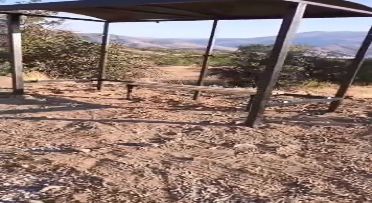 Elazığda otobüs durağının koruma plakaları çalındı