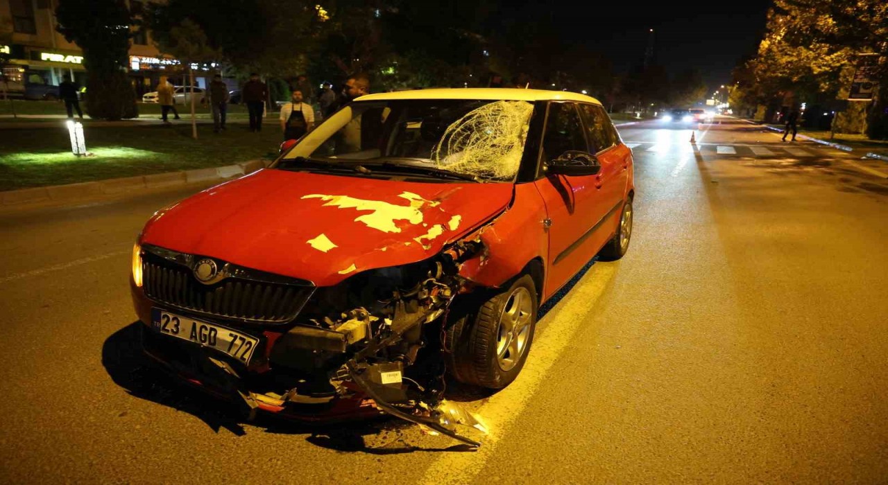 Elazığda otomobil yayalara çarptı: 2 ağır yaralı