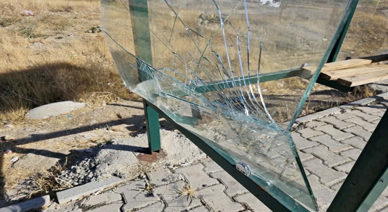 Elazığda şehir magandaları durağın camlarını kırdı