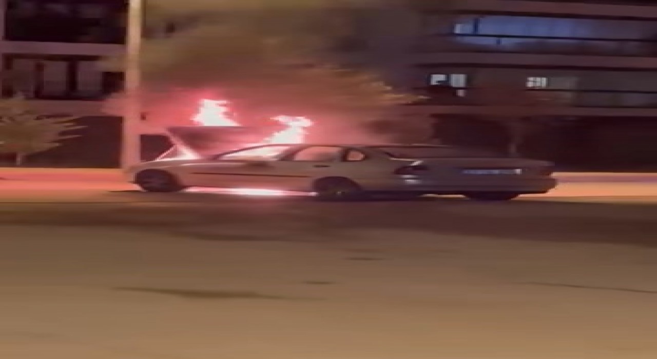 Elazığda seyir halindeki otomobil alev aldı