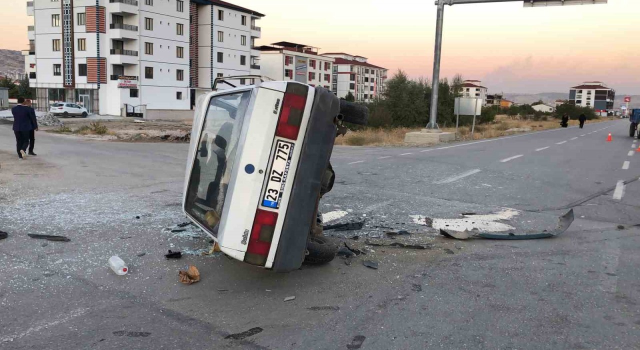 Elazığda trafik kazası: 2 yaralı