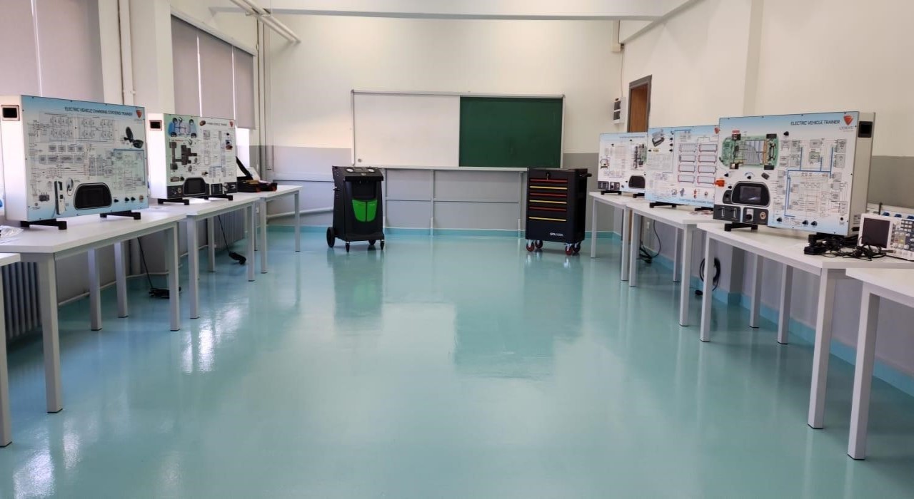 Elektrikli araçlar eğitim merkezinde kurulum çalışmaları hızla ilerliyor