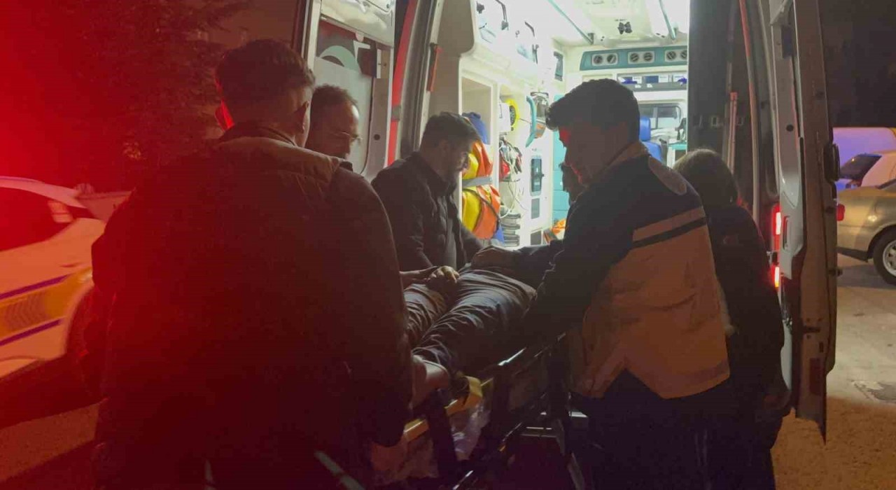 Elektrikli bisikletle kamyonetin altına girdi: 1 yaralı