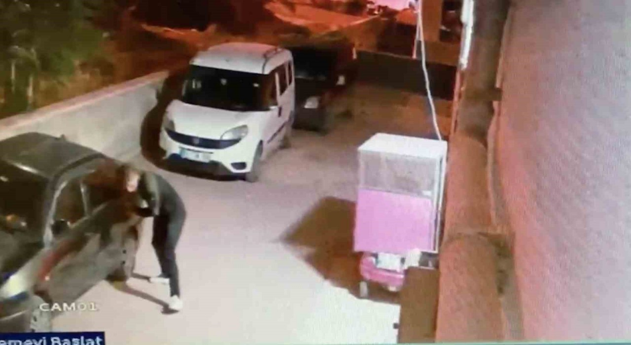 Elindeki bıçakla park halindeki araçların lastiklerini tek tek patlattı: O anlar kameraya yansıdı