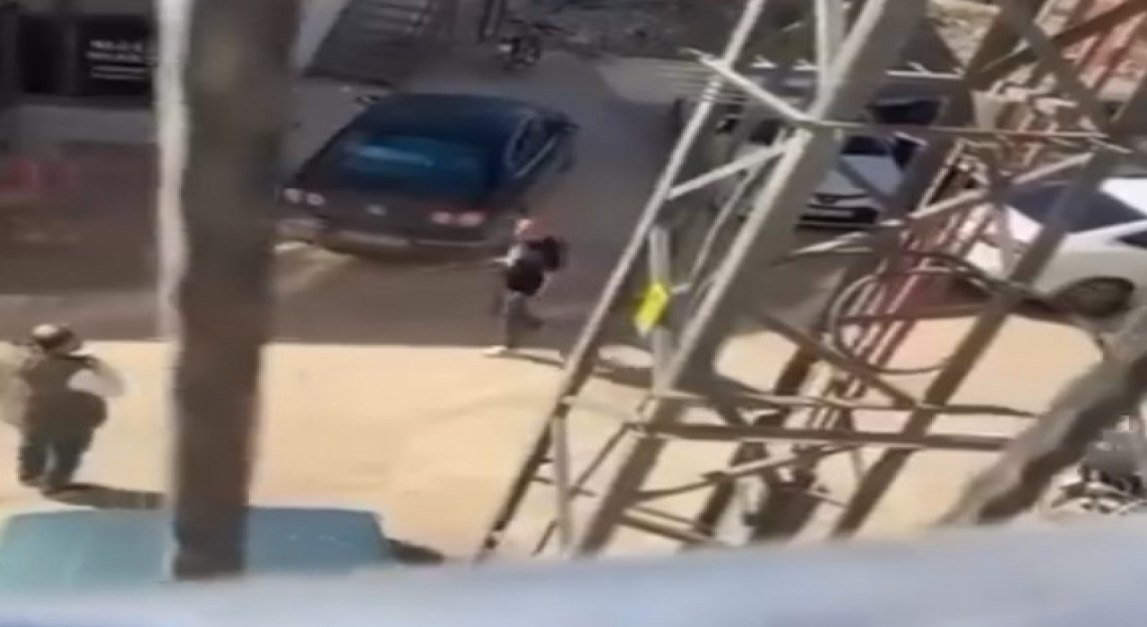 Elindeki tüfekle, Kim hırsız diye bağırıp havaya ateş açtı