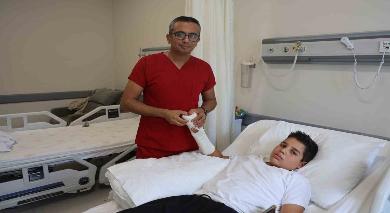 Elini üzüm sıkma makinesine kaptıran Melihin kopan parmakları, başarılı geçen ameliyatla tutturuldu