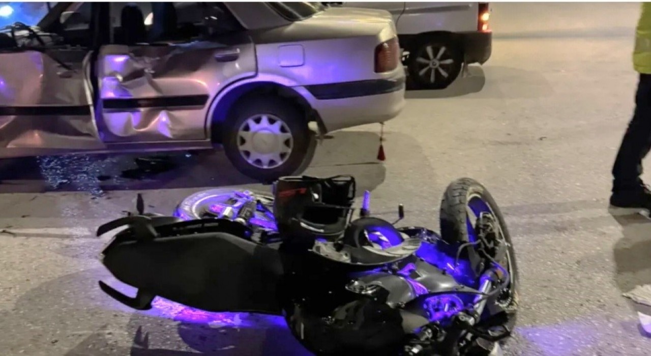 Emette motosiklet otomobile çarptı: 2 yaralı