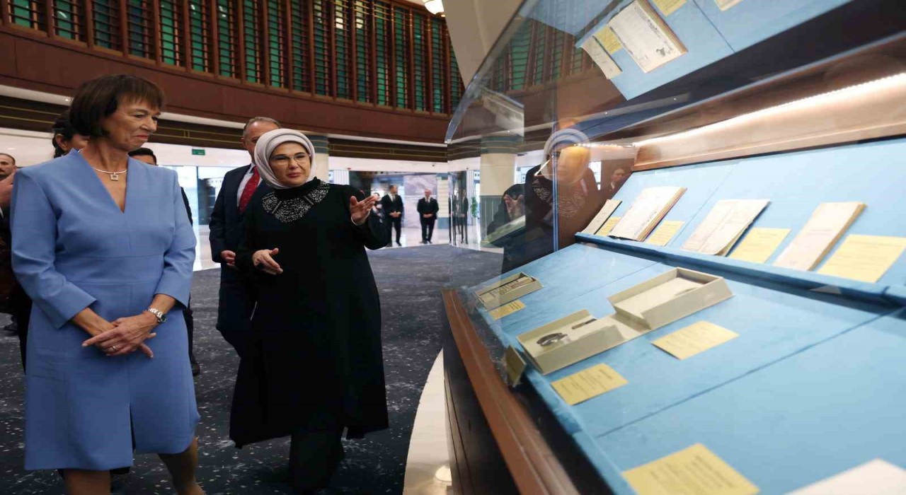 Emine Erdoğan, Almanya Başbakanı Merzin eşiyle Millet Kütüphanesini ziyaret etti