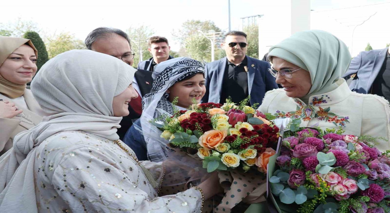 Emine Erdoğan: Siirtte gösterdiğiniz kardeşliği hiç unutmadık, unutmuyoruz