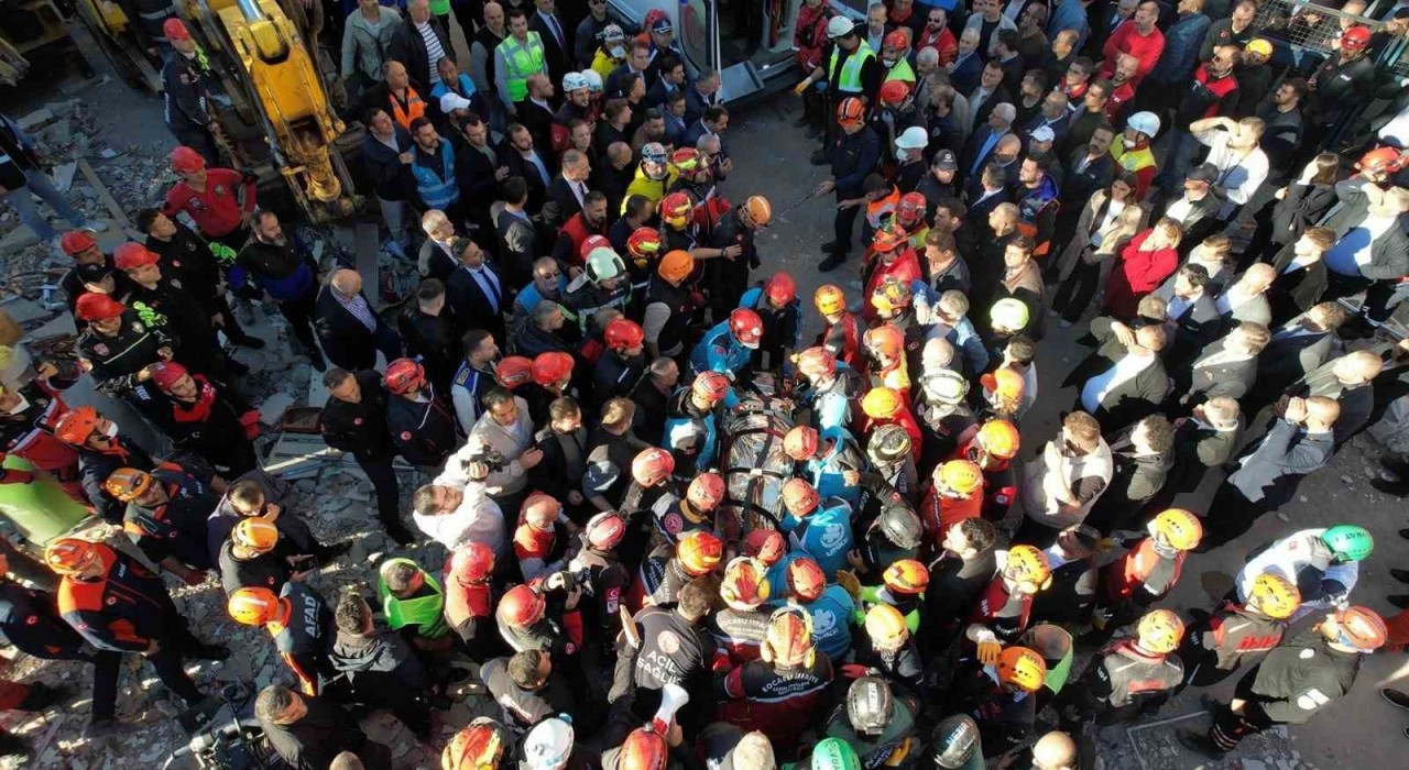 Enkazdan kurtarılan Dilaradan güzel haber: Sorulara cevap veriyor