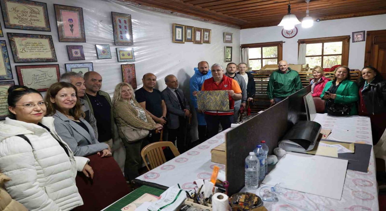 Erasmus projesi ortakları Menteşede geleneksel ebru deneyimi yaşadı