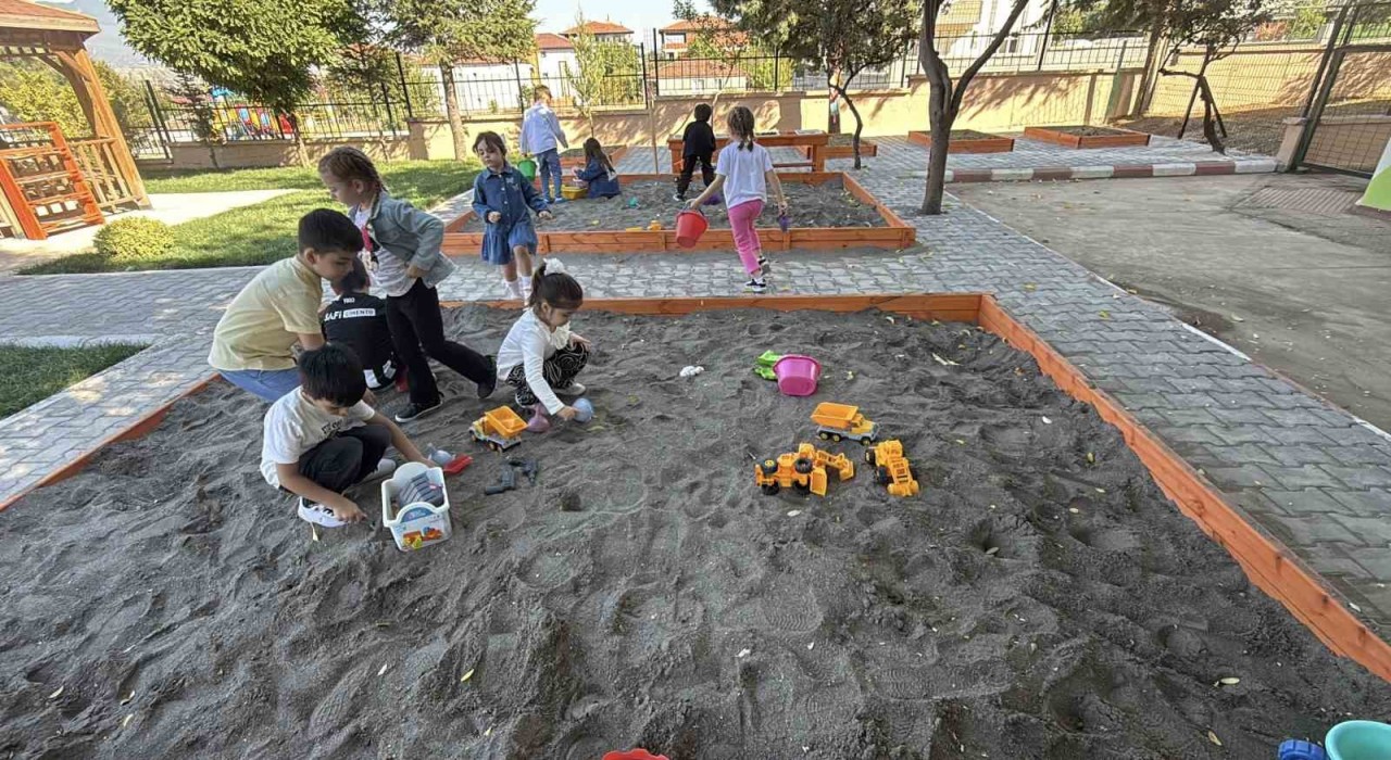 Erbaada okul bahçesi sınıfa dönüştü: Minikler doğayla öğreniyor
