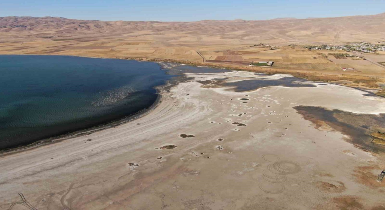 Erçek Gölünde su seviyesi gözle görülür şekilde azaldı