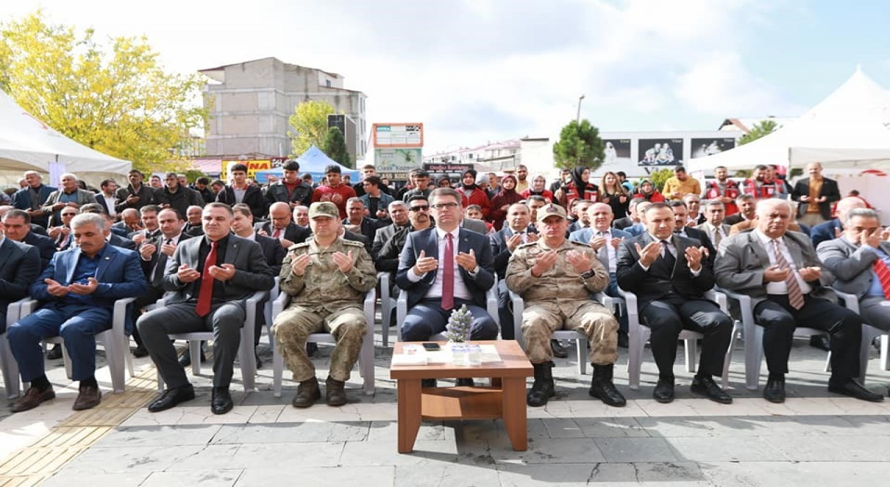 Ercişte 2011 depreminde hayatını kaybedenler anıldı