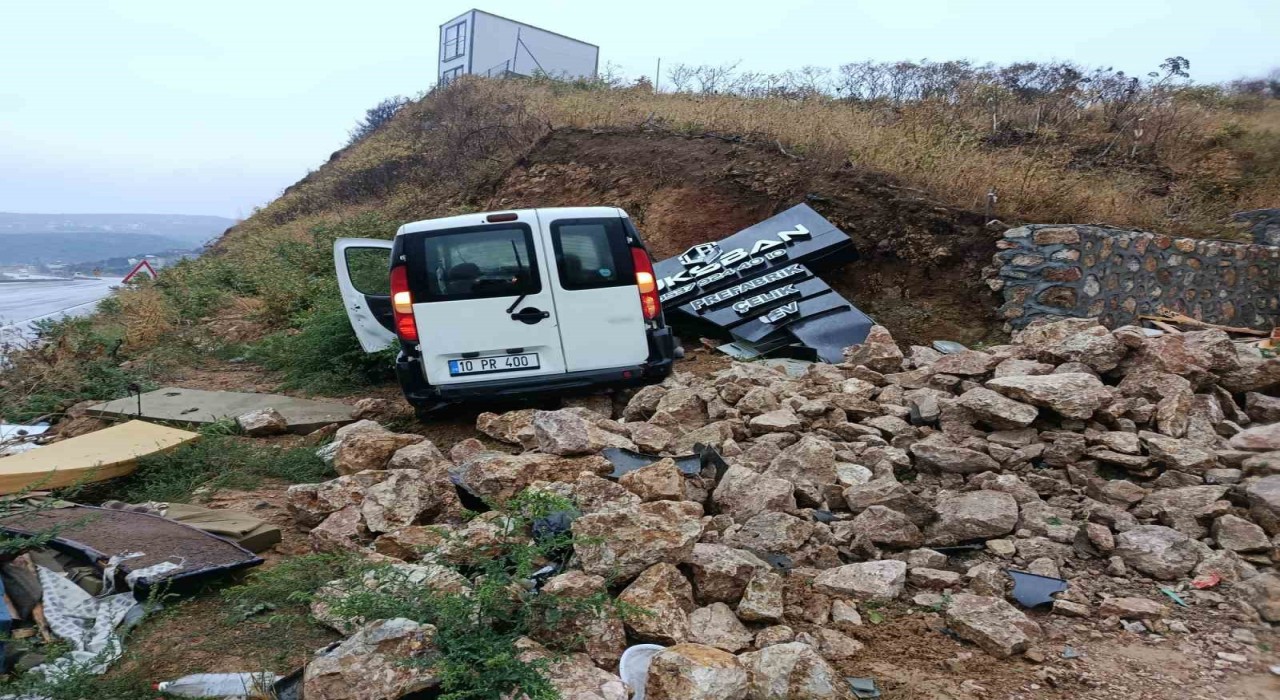 Erdekte kaygan yolda ticari araç duvara çarptı, sürücü yaralandı