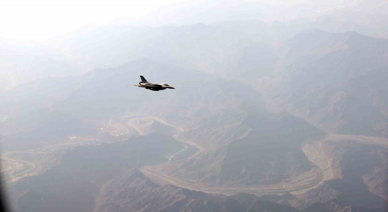 Erdoğanın Maskat Havaalanına inişinde F-16 savaş uçakları eşlik etti