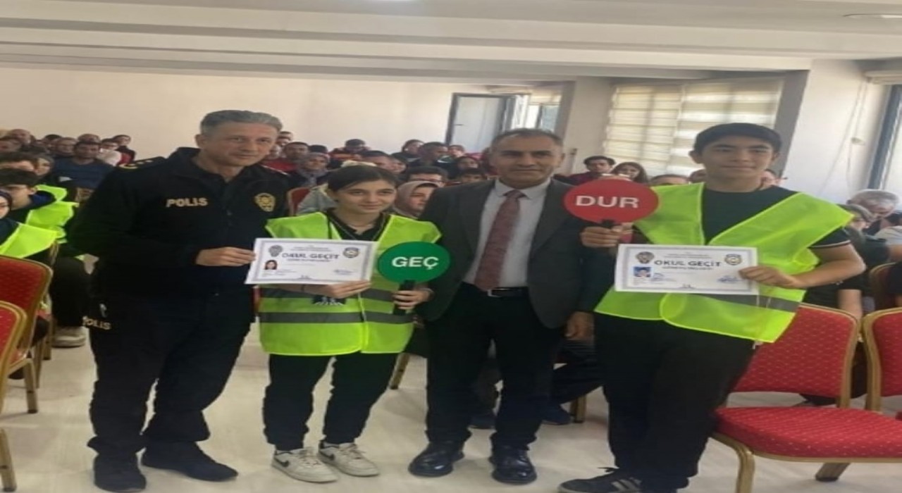 Ereğlide okul geçit görevlisi öğrenciler yeleklerini giydi