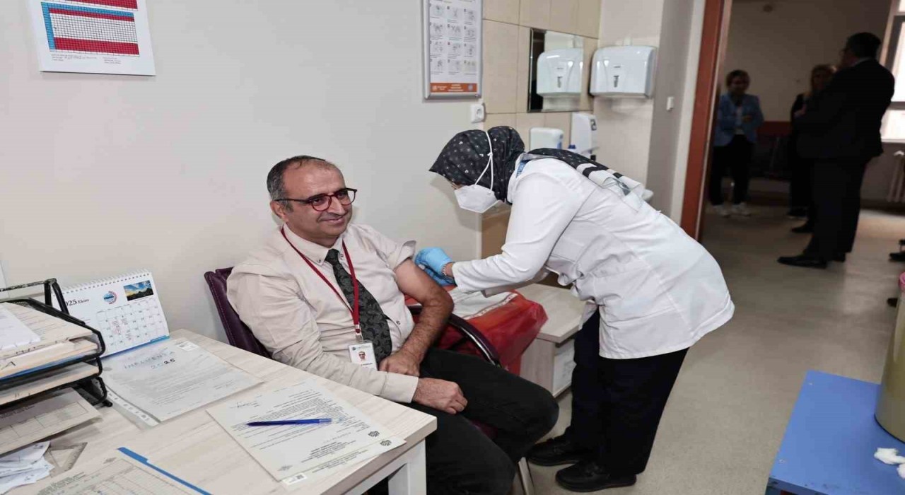 ERÜ Hastanelerinden sağlık çalışanlarına mevsimsel grip aşısı