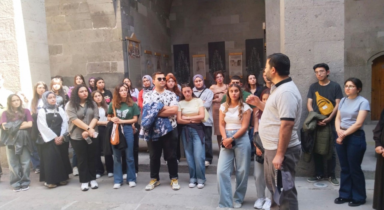 ERÜye yeni kayıt yaptıran öğrencilere Kültür Yolu Turu düzenlendi