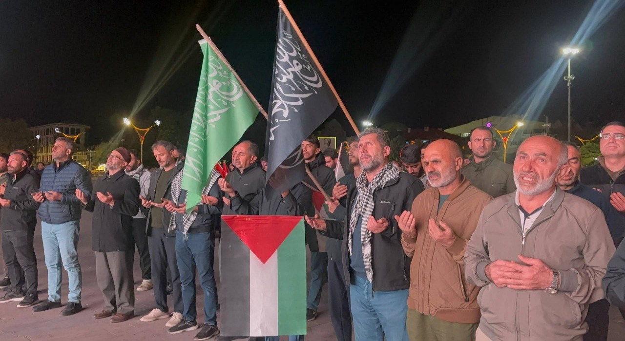 Erzincanda Filistine destek: Cumhuriyet Meydanında dualar edildi