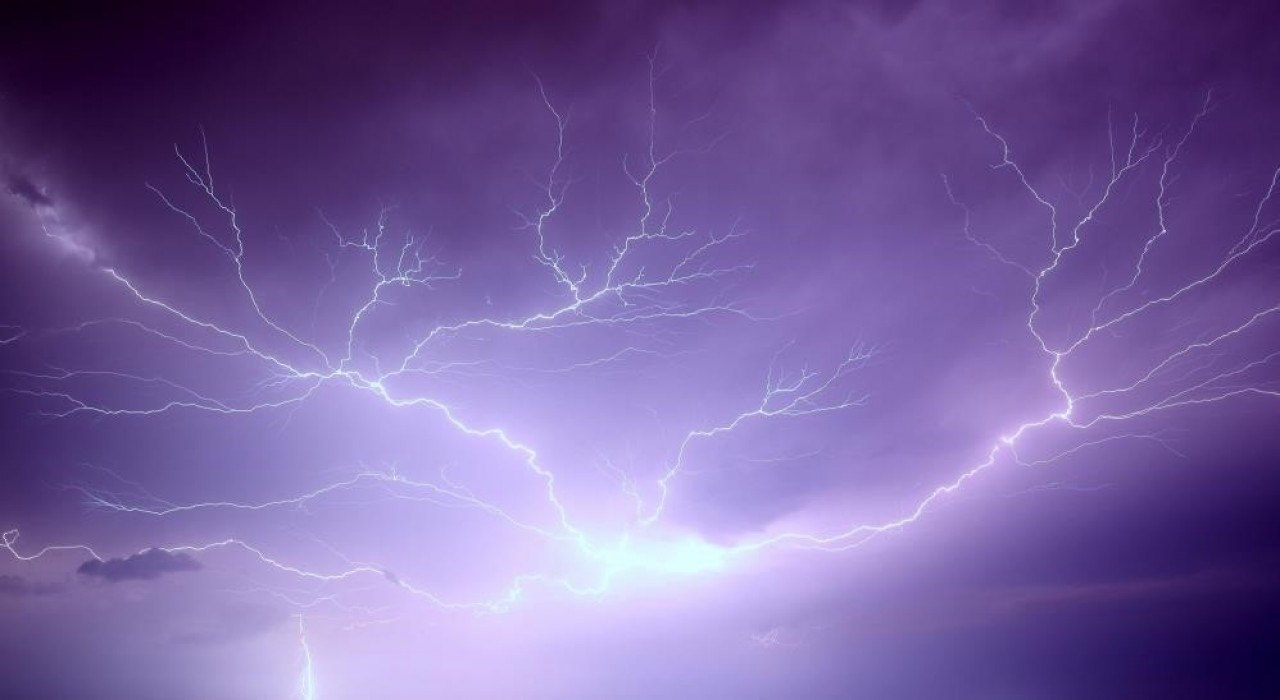 Erzincanda geceyi aydınlatan şimşek ve yıldırımlar kamerada