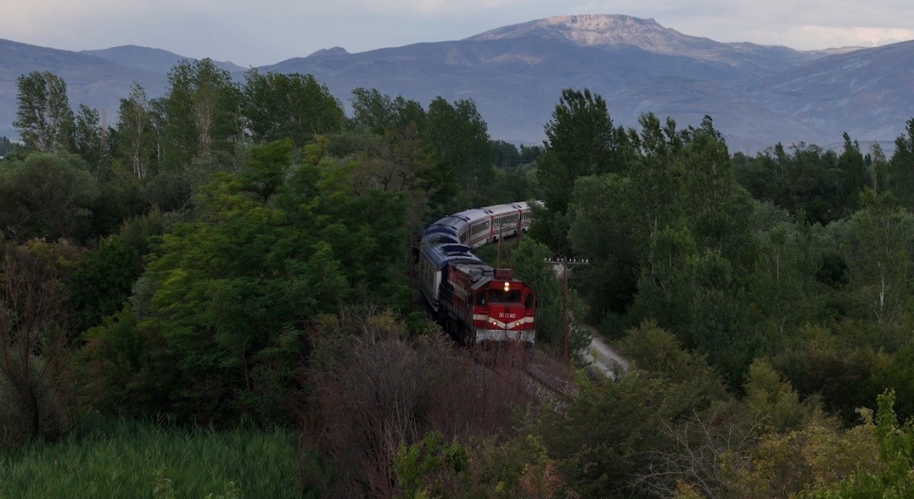 Erzincanda sonbahar manzarası eşliğinde yol alan Doğu Ekspresi