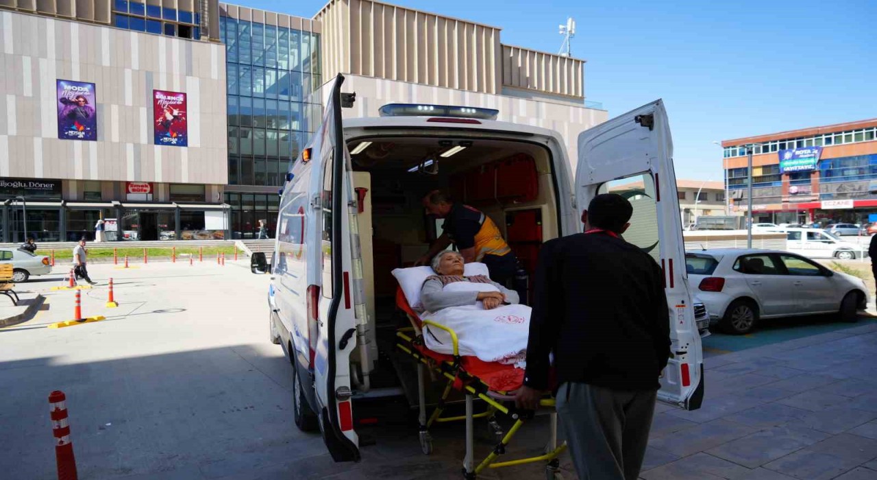 Erzincanda taburcu edilen hastalar ihtiyaç halinde evlerine ambulansla ücretsiz götürülüyor