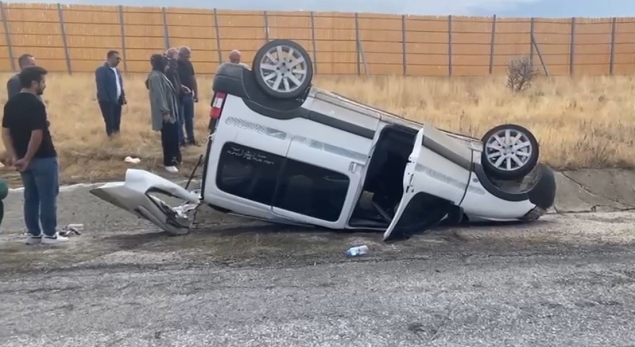 Erzincanda takla atan araçtaki 4 kişi yaralandı