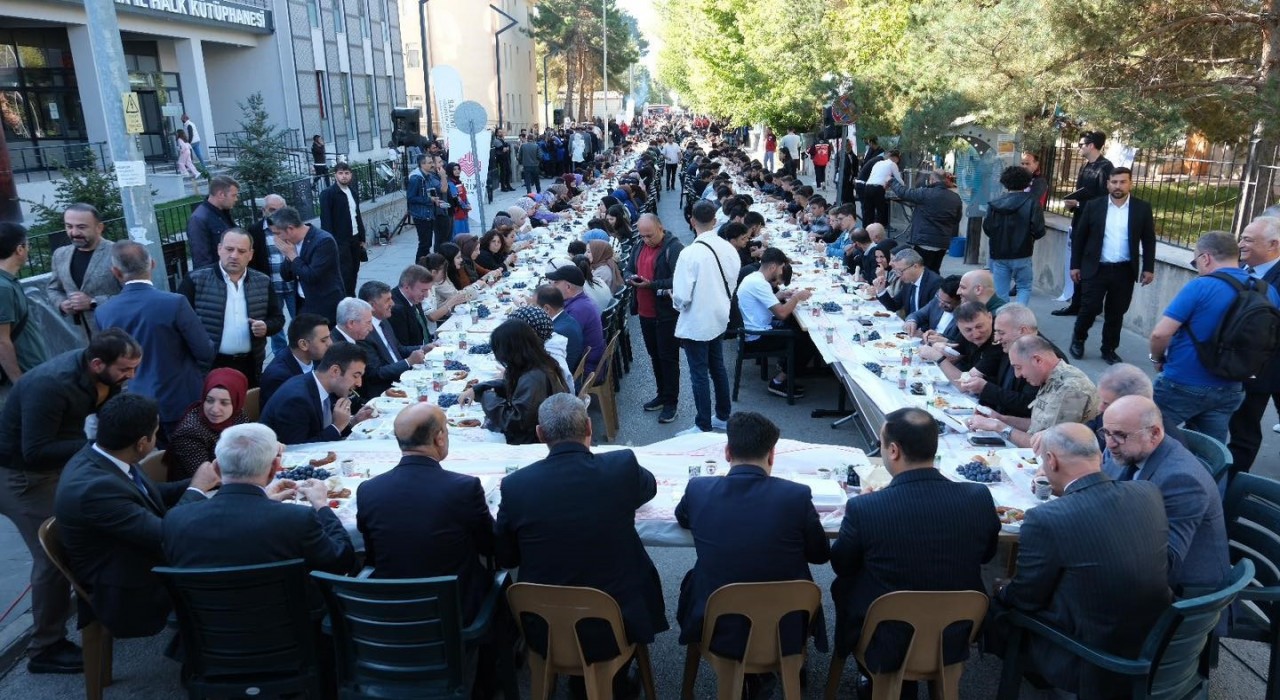 Erzincanda üniversite öğrencilerine hoş geldiniz kahvaltısı