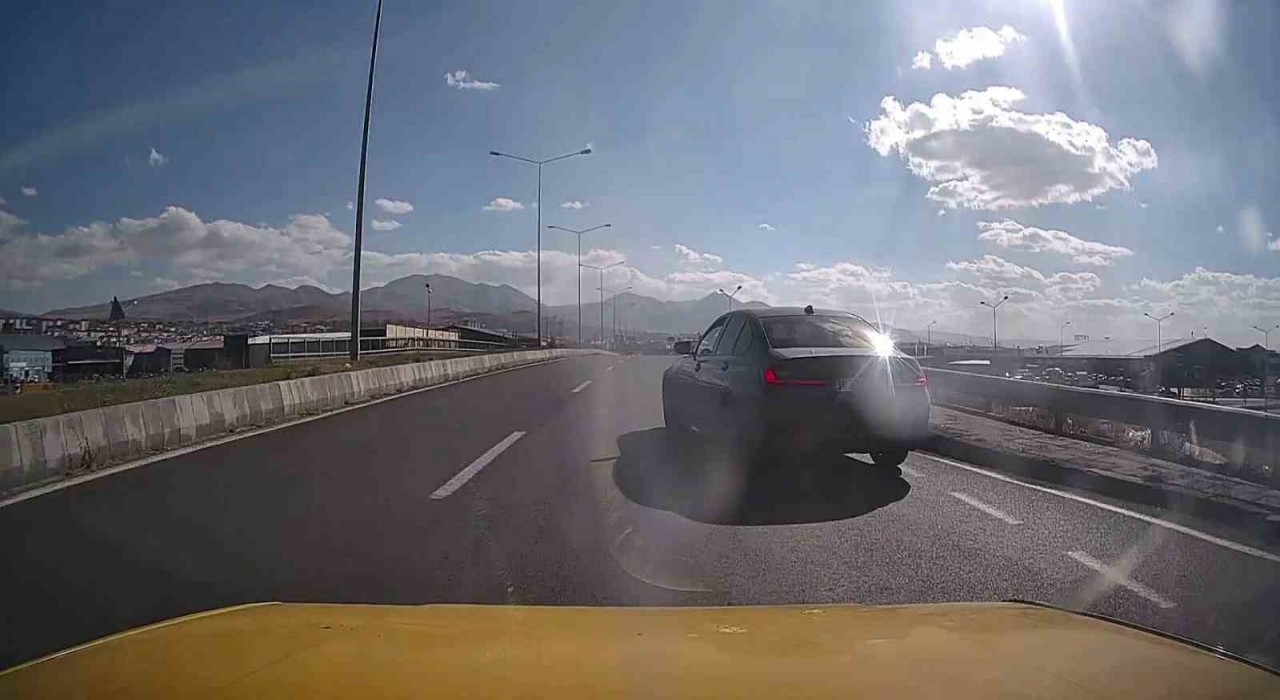 Erzurum-Artvin karayolunda tehlikeli anlar: Kontrolsüz şekilde ana yola çıkan araç kazaya neden oluyordu