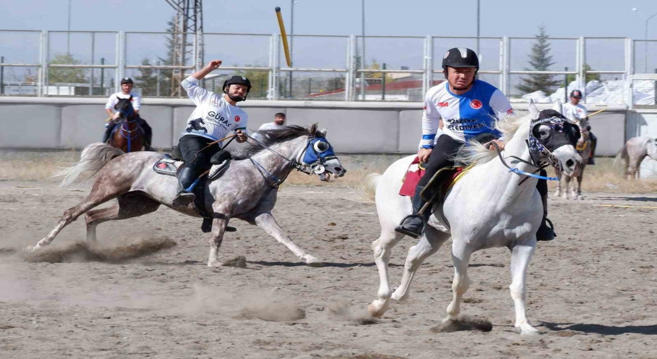 Erzurumda cirit heyecanı sürüyor