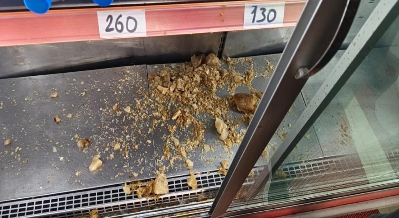 Erzurumda iş yerinde korkutan anlar, Dolapta donan şişe patladı